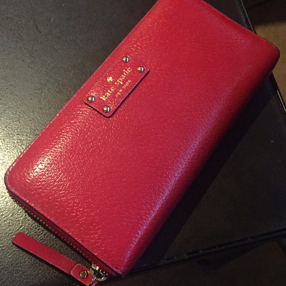 Moving sale!Pre-loved Kate Spade zip around wallet